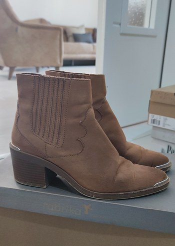 Bershka Bej Süet Kadın Blok Topuklu Bot