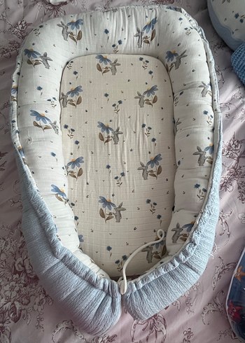 Mavi Çiçek Desenli Bebek Uyku Yatağı - Görsel 2