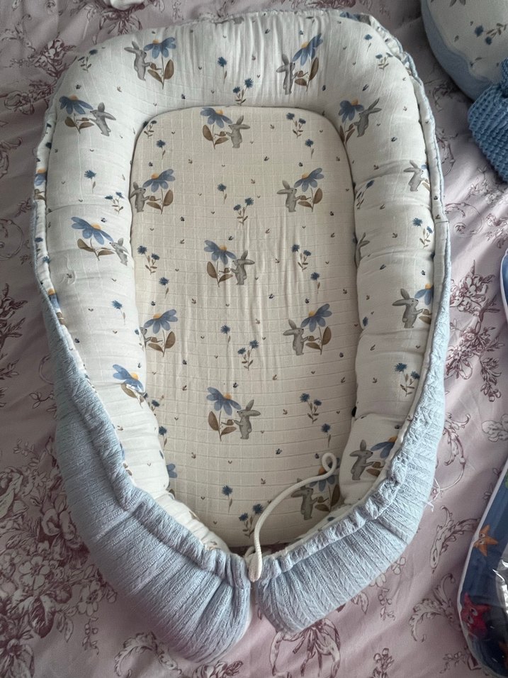 Mavi Çiçek Desenli Bebek Uyku Yatağı - Görsel 2