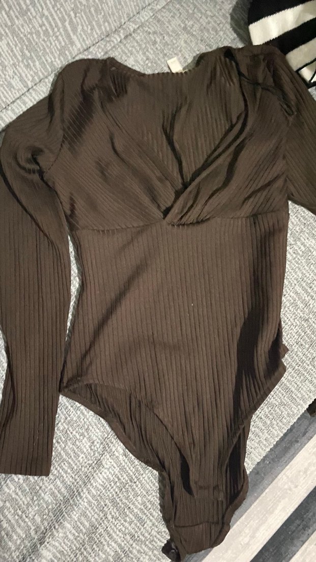 Kadın Pilili Koyu Kahverengi V Yakalı Bluz - Görsel 2