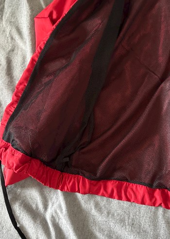 Kırmızı Yağmurluk - Görsel 3