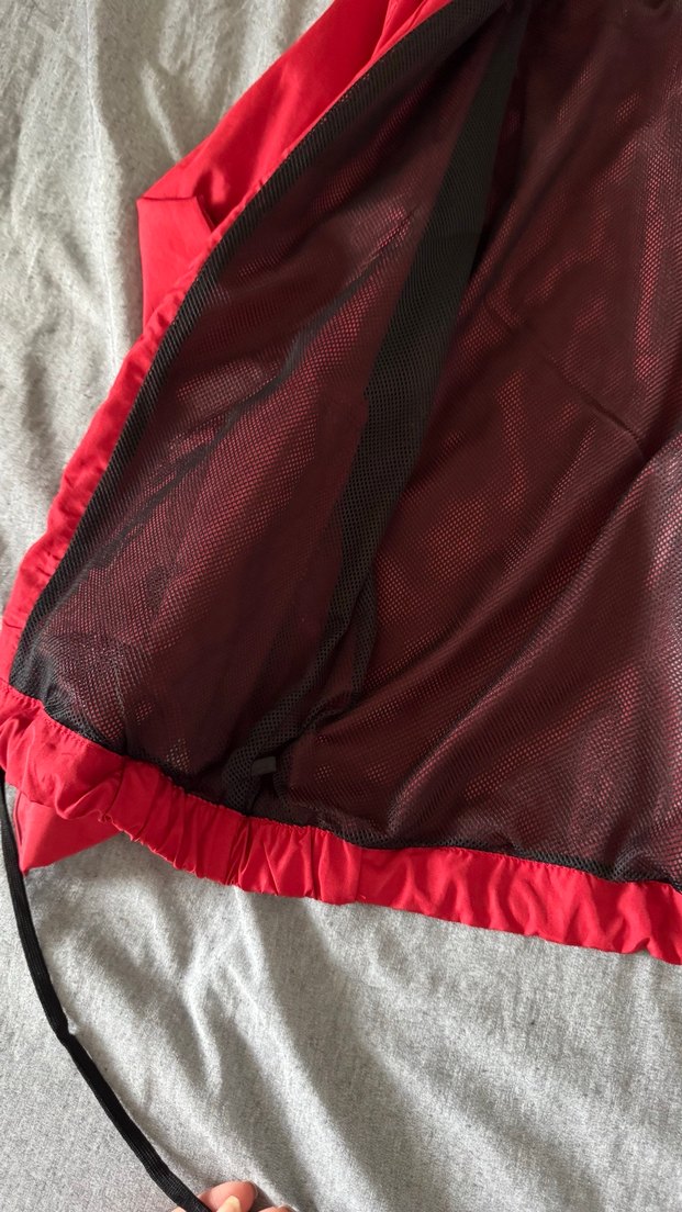 Kırmızı Yağmurluk - Görsel 3