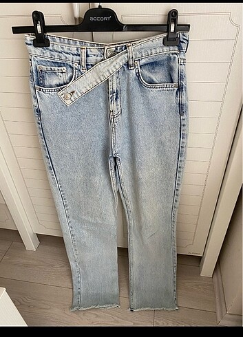 Kemer detaylı straight jeans