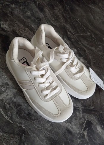 Beyaz Gri Minimalist Cocuk Spor Ayakkabı - Görsel 4