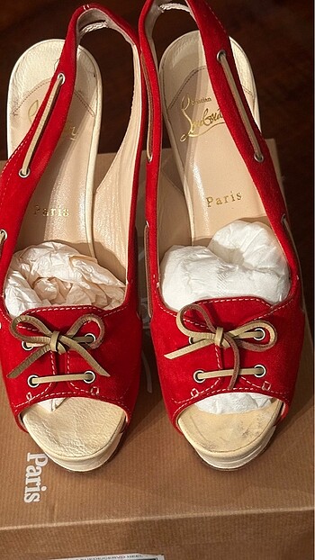 Christian Louboutin Açık bej deri topuk ve ön tarafı kırmızı süet ayakkabı