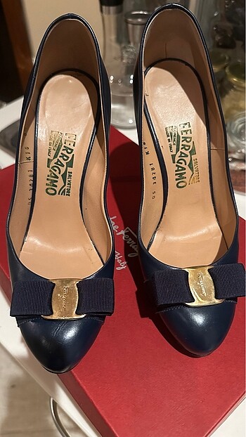 Lacivert abiye Ferragamo ayakkabı