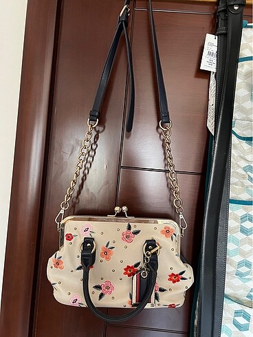 Çiçekli zincirli çanta accessorieze