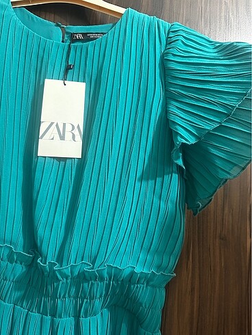 Zara Zara uzun pileli elbise