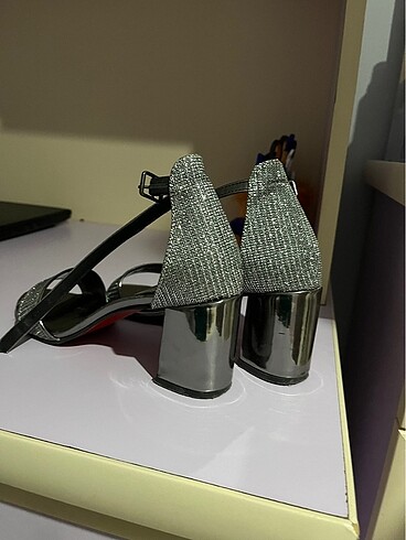 Kadın gümüş topuklu ayakkabı - Görsel 3
