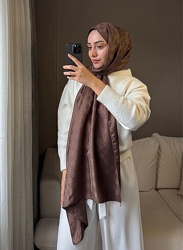 Vakko monogram desen ipeksi jakar şal kahve