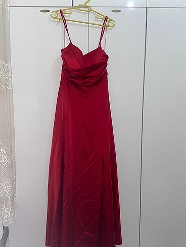 40 Beden kırmızı abiye elbise