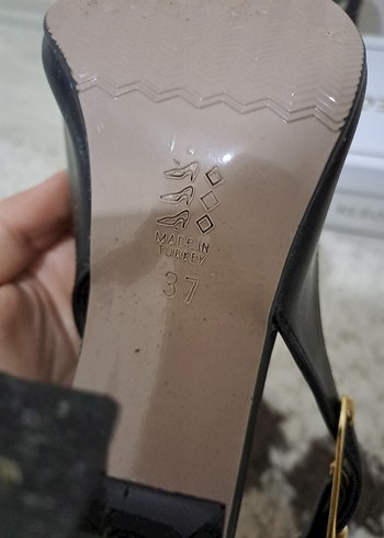 37 Beden siyah Renk TOPUKLU AYAKKABI