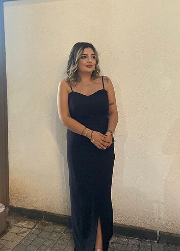 Siyah askılı Yırtmaç detay elbise 