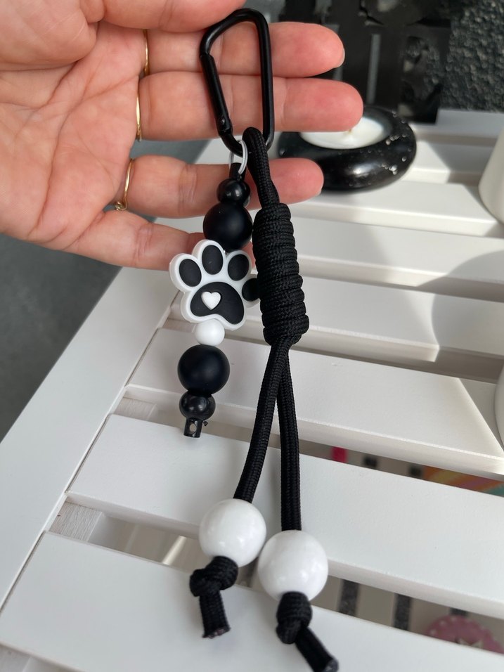 Siyah Püsküllü Gotik Kadın Anahtarlık - Görsel 2