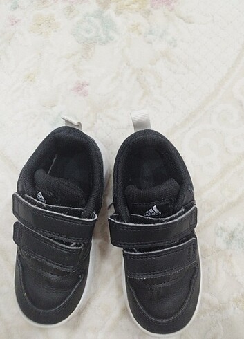 23 Beden siyah Renk Adidas erkek çocuk ayakkabısı 23 numara 