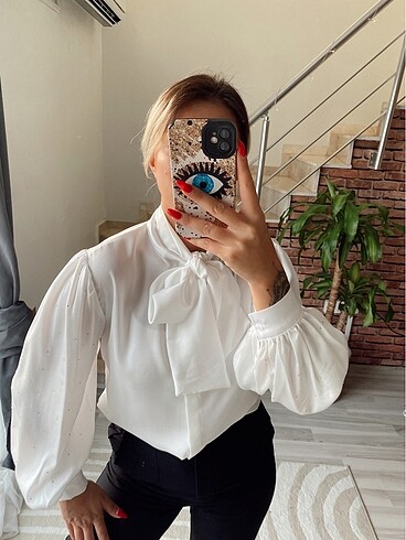 Kolları taş detaylı saten gömlek