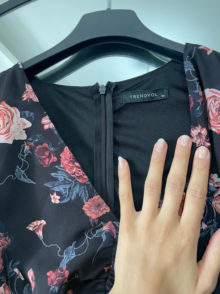 Bordo Çiçekli Drapeli V Yaka Uzun Elbise - Görsel 2