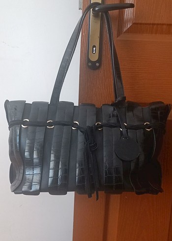 Tokalı Siyah Deri Kadın Omuz Çantası