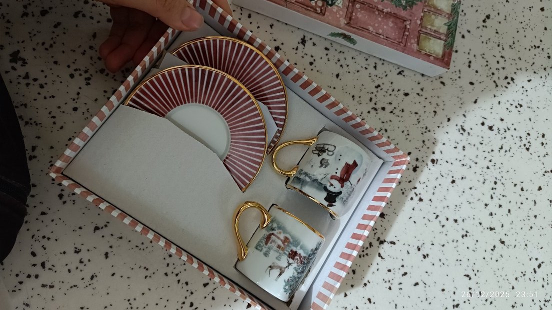 Beyaz ve Kırmızı Desenli Kahve Fincanı - Görsel 2