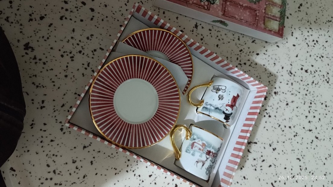 Beyaz ve Kırmızı Desenli Kahve Fincanı - Görsel 3