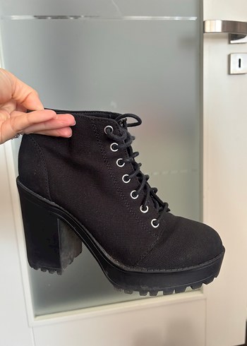 H&M Siyah Bagcikli Platform Bot Sehir Stiline Guc Katiyor