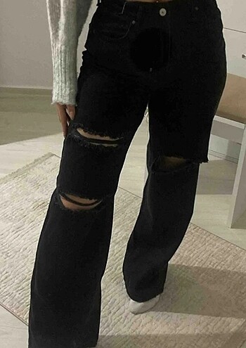 Siyah kot yırtık pantolon