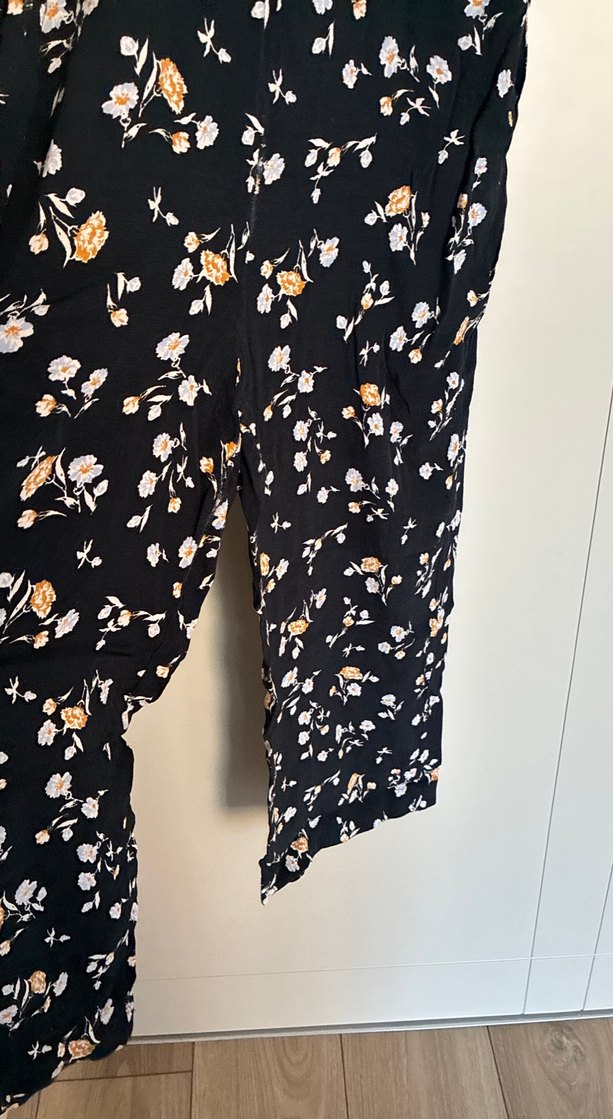 Kadın Siyah Çiçekli Midi Askılı Tulum - Görsel 3