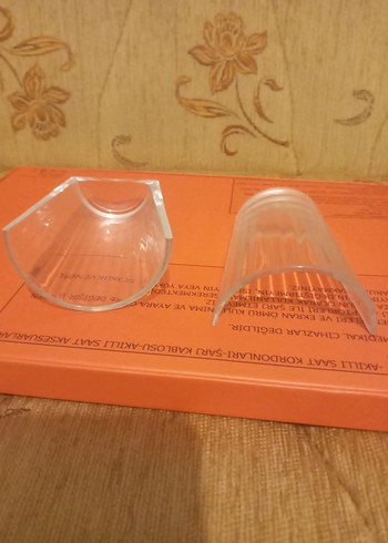 Kendiliğinden ortadan ikiye bölünmüş cam su bardağı dekorluk - Görsel 3