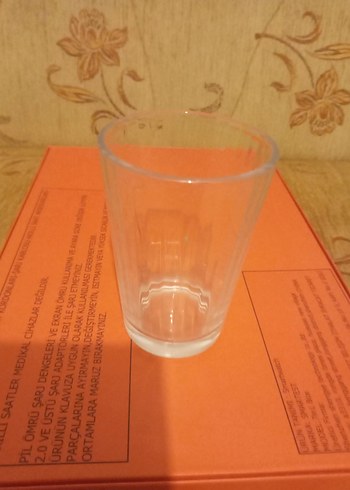 Kendiliğinden ortadan ikiye bölünmüş cam su bardağı dekorluk - Görsel 12