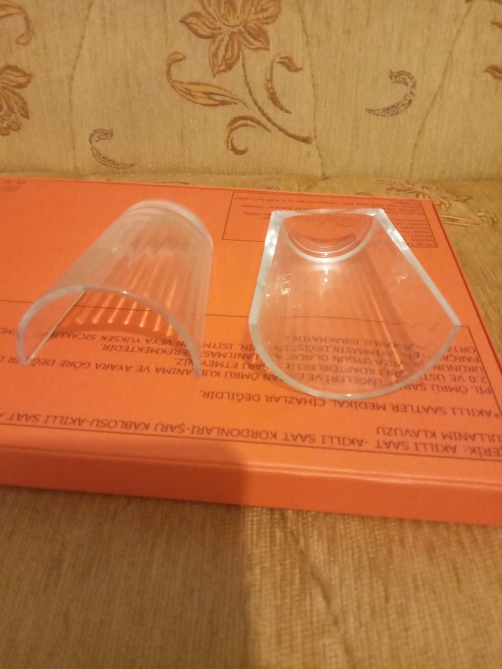 Kendiliğinden ortadan ikiye bölünmüş cam su bardağı dekorluk - Görsel 4