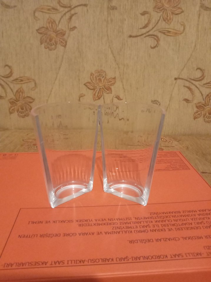 Kendiliğinden ortadan ikiye bölünmüş cam su bardağı dekorluk - Görsel 2