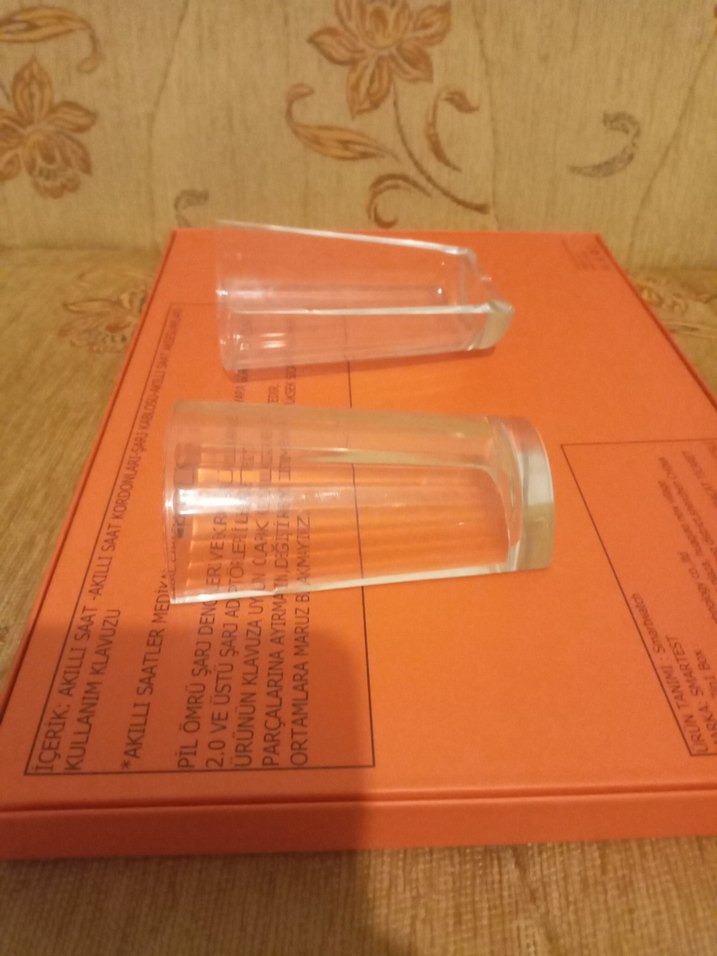 Kendiliğinden ortadan ikiye bölünmüş cam su bardağı dekorluk - Görsel 5