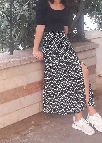 Tiril tiril Siyah Puantiyeli Yırtmaçlı Midi Etek
