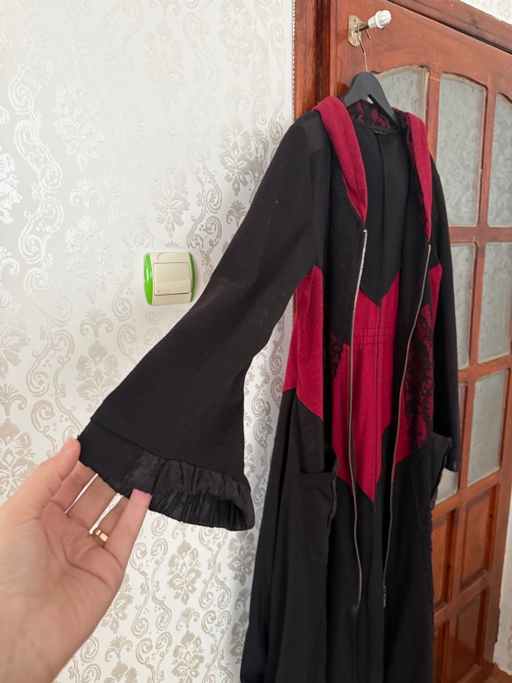 Bordo Nakışlı Uzun Rahat Kesim Gotik Kabanı - Görsel 2