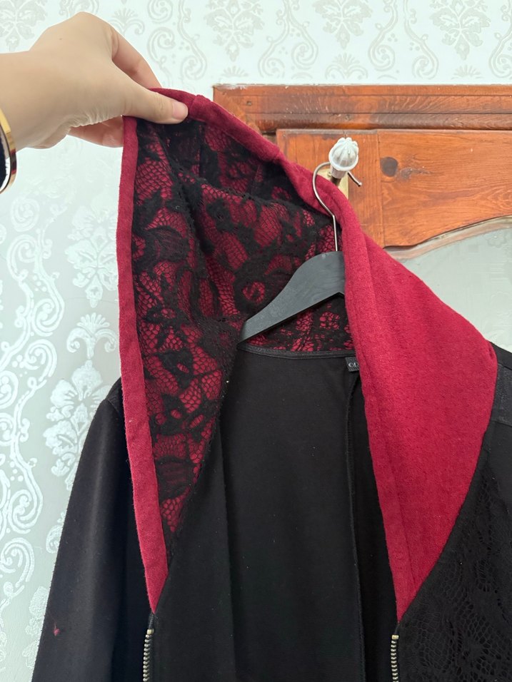 Bordo Nakışlı Uzun Rahat Kesim Gotik Kabanı - Görsel 5