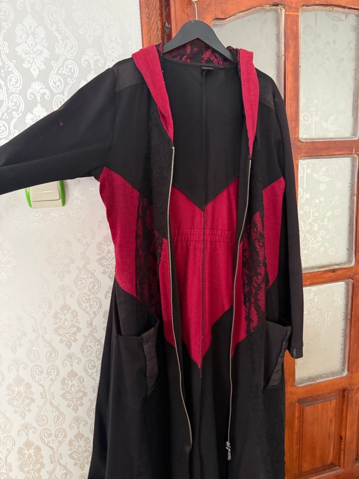 Bordo Nakışlı Uzun Rahat Kesim Gotik Kabanı - Görsel 3