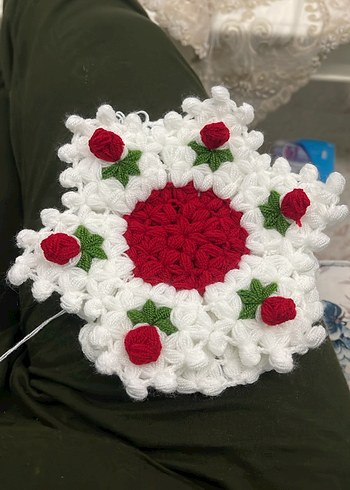 Kırmızı Çiçekli Örgü Yuvarlak Dekor - Görsel 5