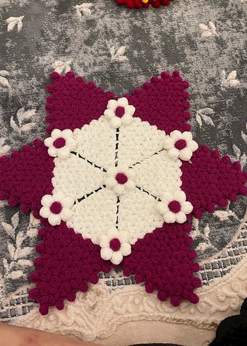 Kırmızı Çiçekli Örgü Yuvarlak Dekor - Görsel 3