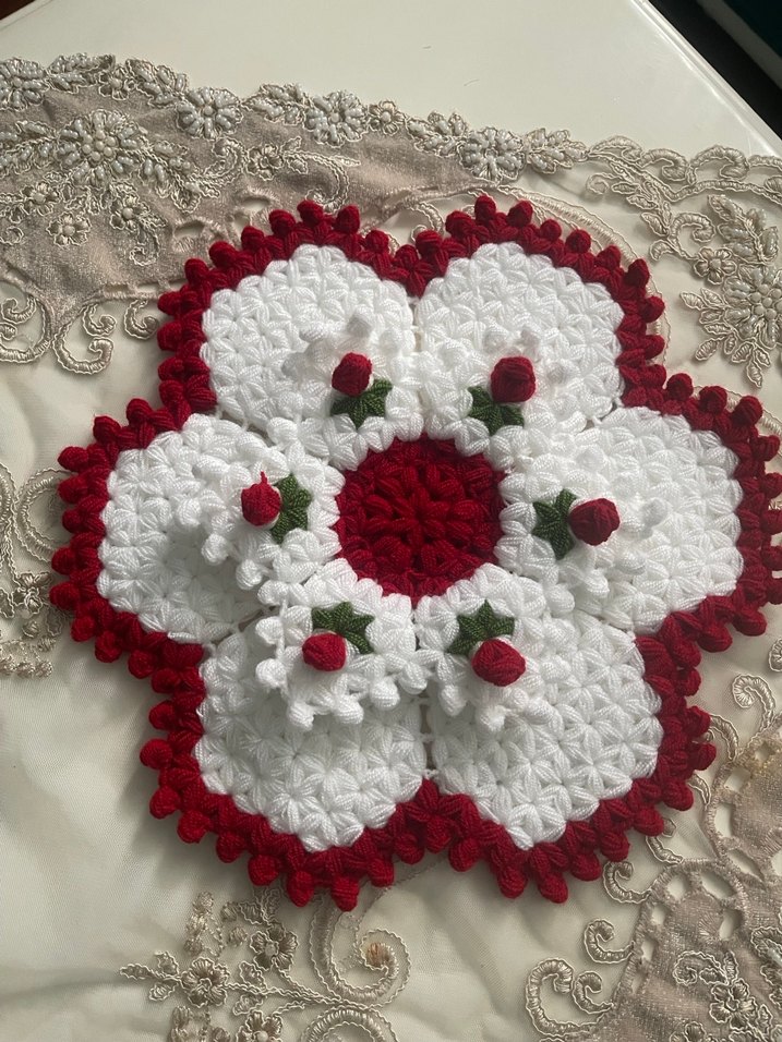 Kırmızı Çiçekli Örgü Yuvarlak Dekor - Görsel 4