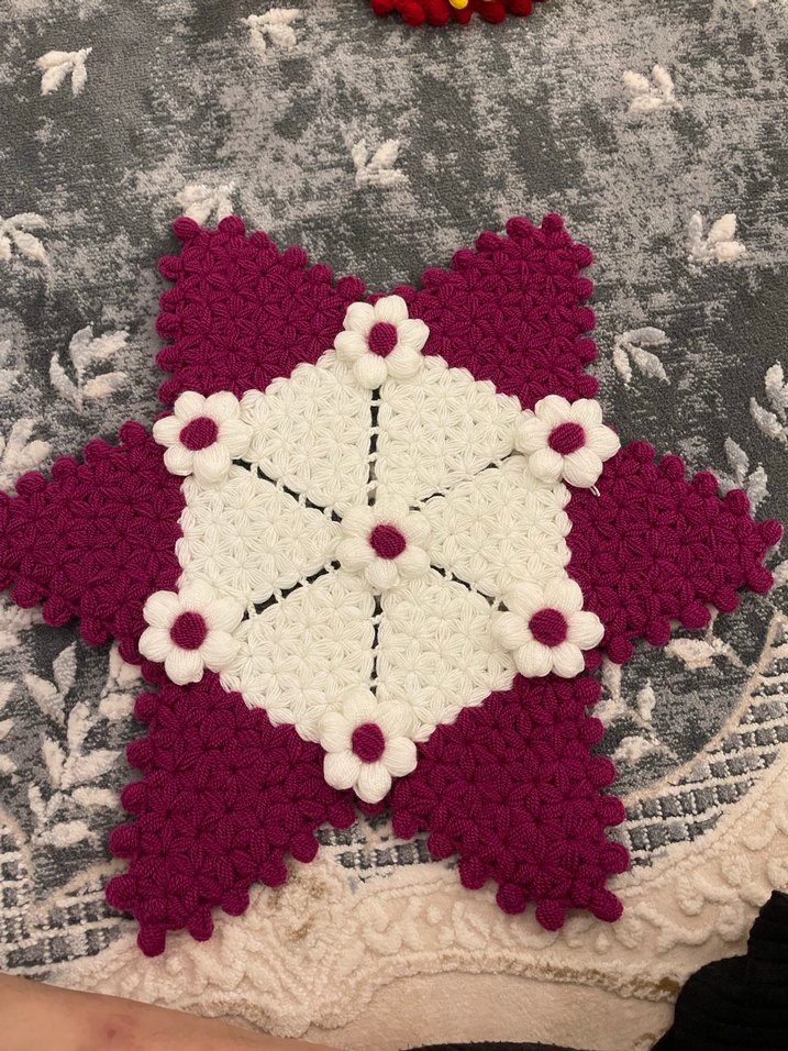 Kırmızı Çiçekli Örgü Yuvarlak Dekor - Görsel 3