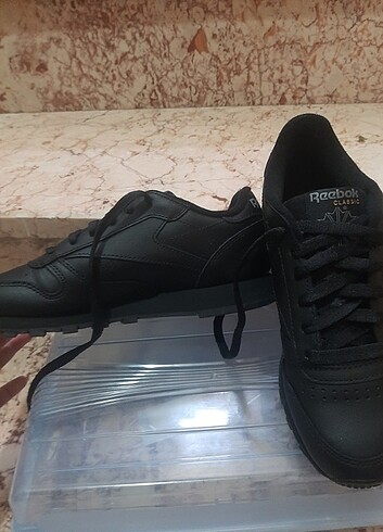 37 Beden siyah Renk Reebok classic leather ayakkabı