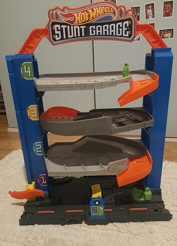 Hot wheels stunt garage