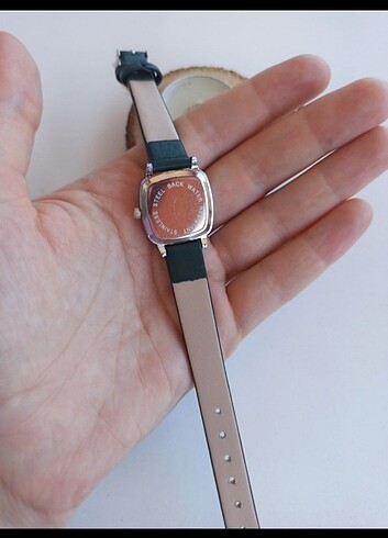 Diğer QUARTZ KADİN İNCE DERİ KORDONLU SAAT 