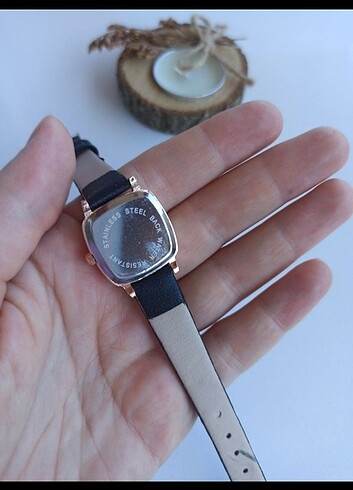 Diğer QUARTZ KADİN İNCE DERİ KORDONLU SAAT 