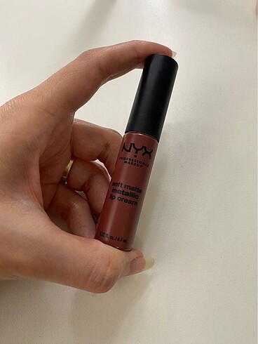 Nyx soft matte metallic lip cream
