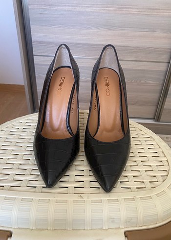 Derimod Siyah Yılan Derisi Desenli Stiletto Topuklu Kadın Ayakkabı