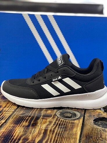 Adidas spor ayakkabı