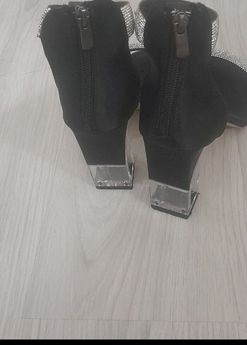 40 Beden Diger Siyah Tokalı Topuklu Kadın Ayakkabı