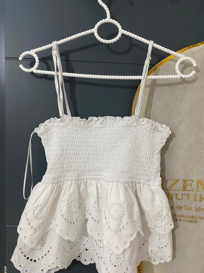 Beyaz Nakışlı Fırfırlı Askılı Kız Bluzu - Görsel 4