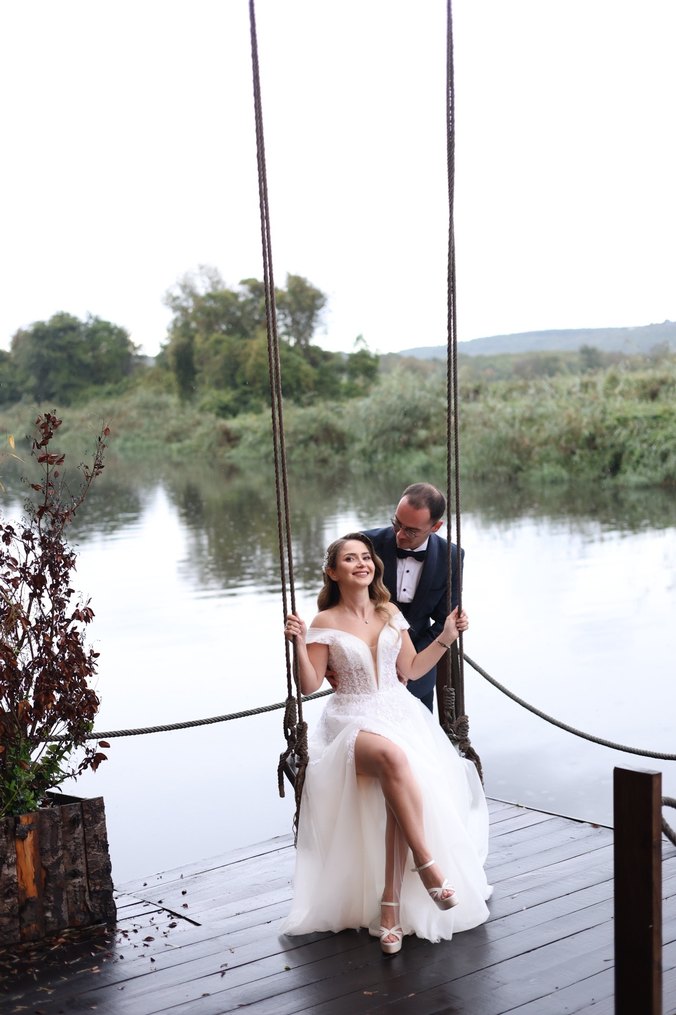 Beyaz Modern Klasik Yırtmaçlı A Kesim Gelinlik - Görsel 3